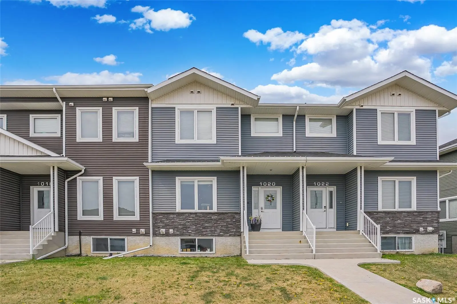 Exterior view of 1020 Evergreen Boulevard, Saskatoon, SK – a stylish 4-bed, 3-bath townhome with a double garage.
